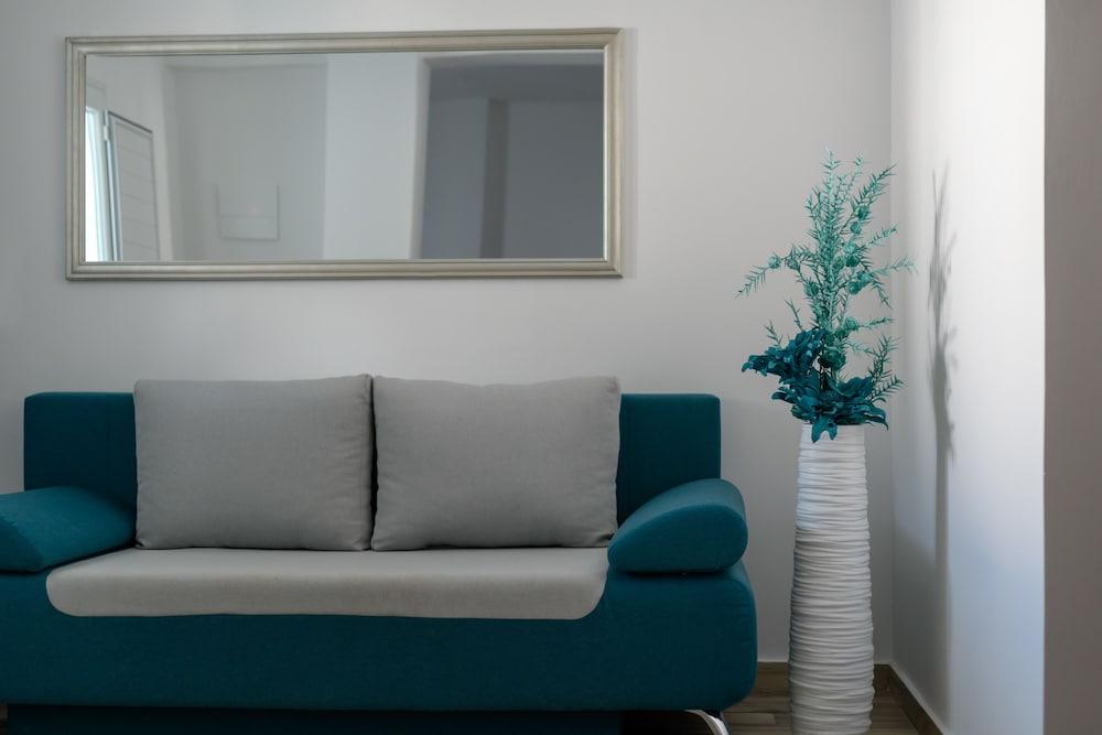 Oasis Suites Fira 3*