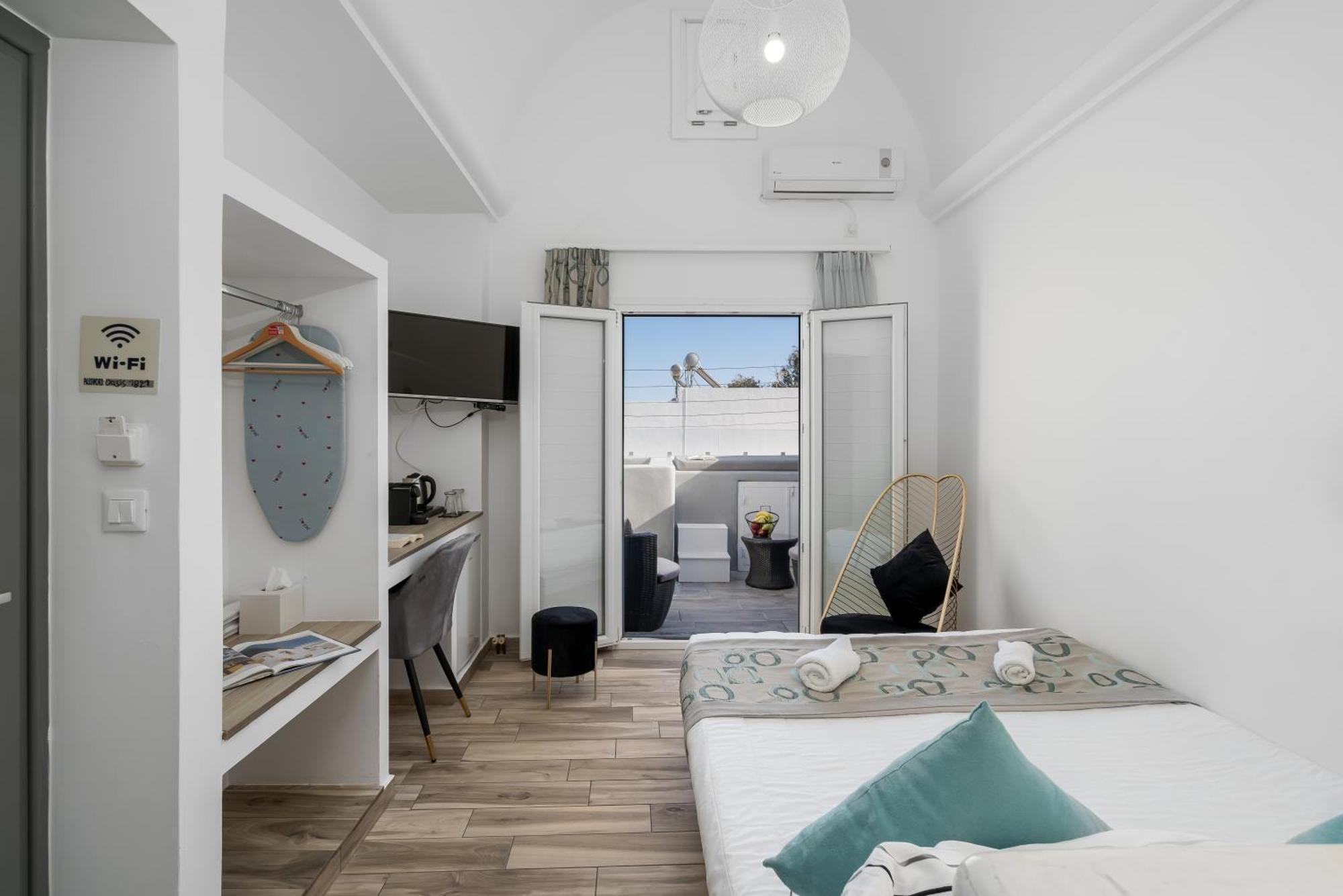 Oasis Suites Fira Hotel 3*