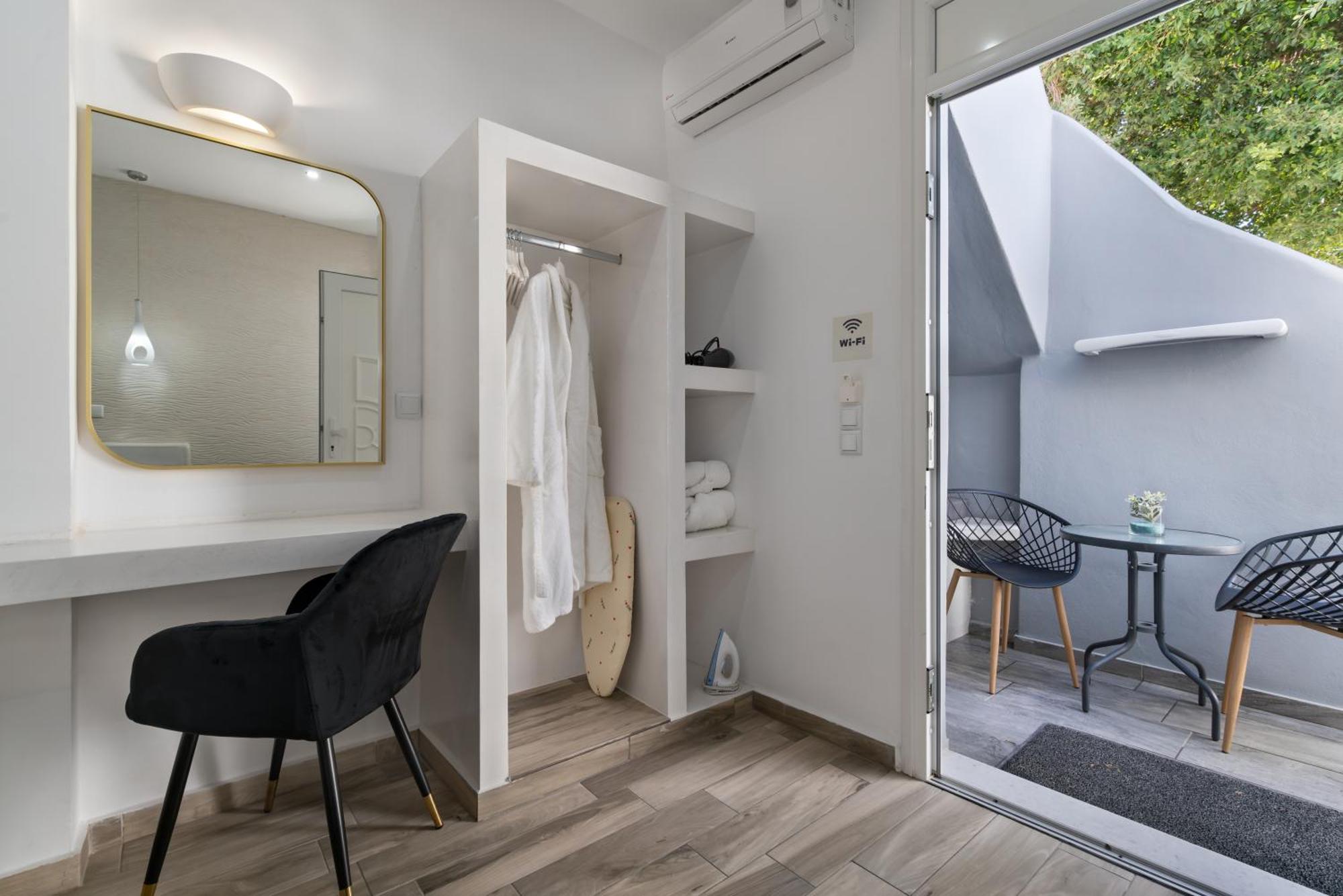 Oasis Suites Fira