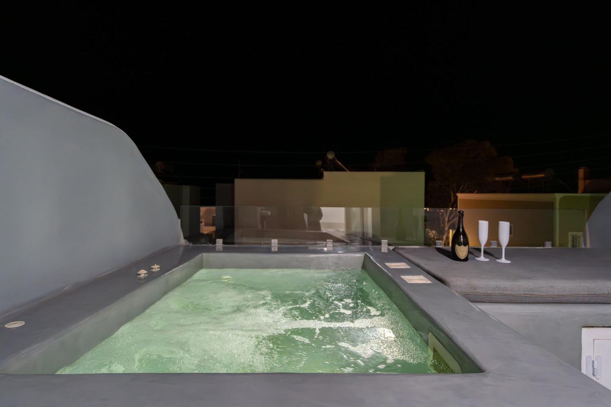Oasis Suites Fira Hotel 3*