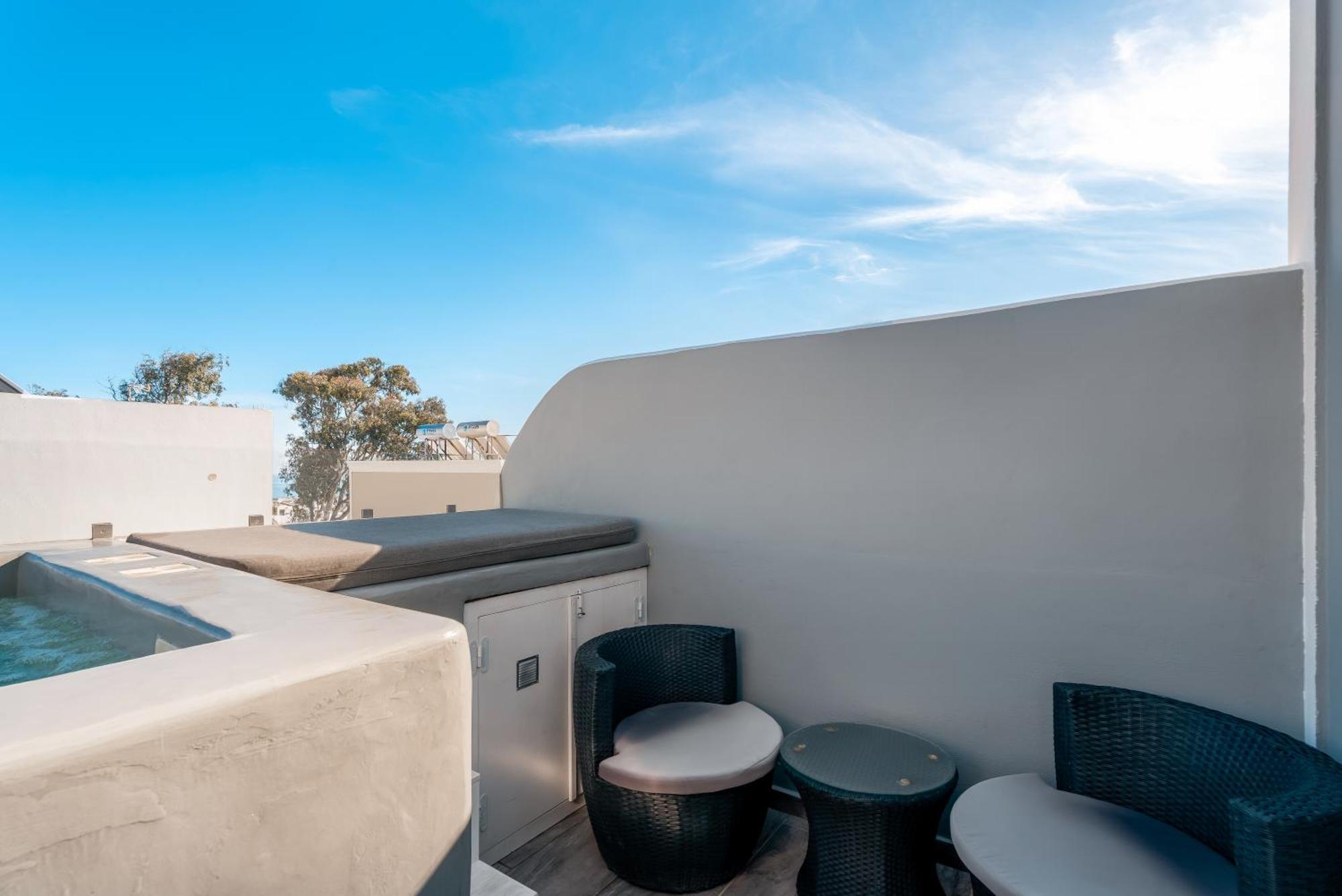 Oasis Suites Fira 3*
