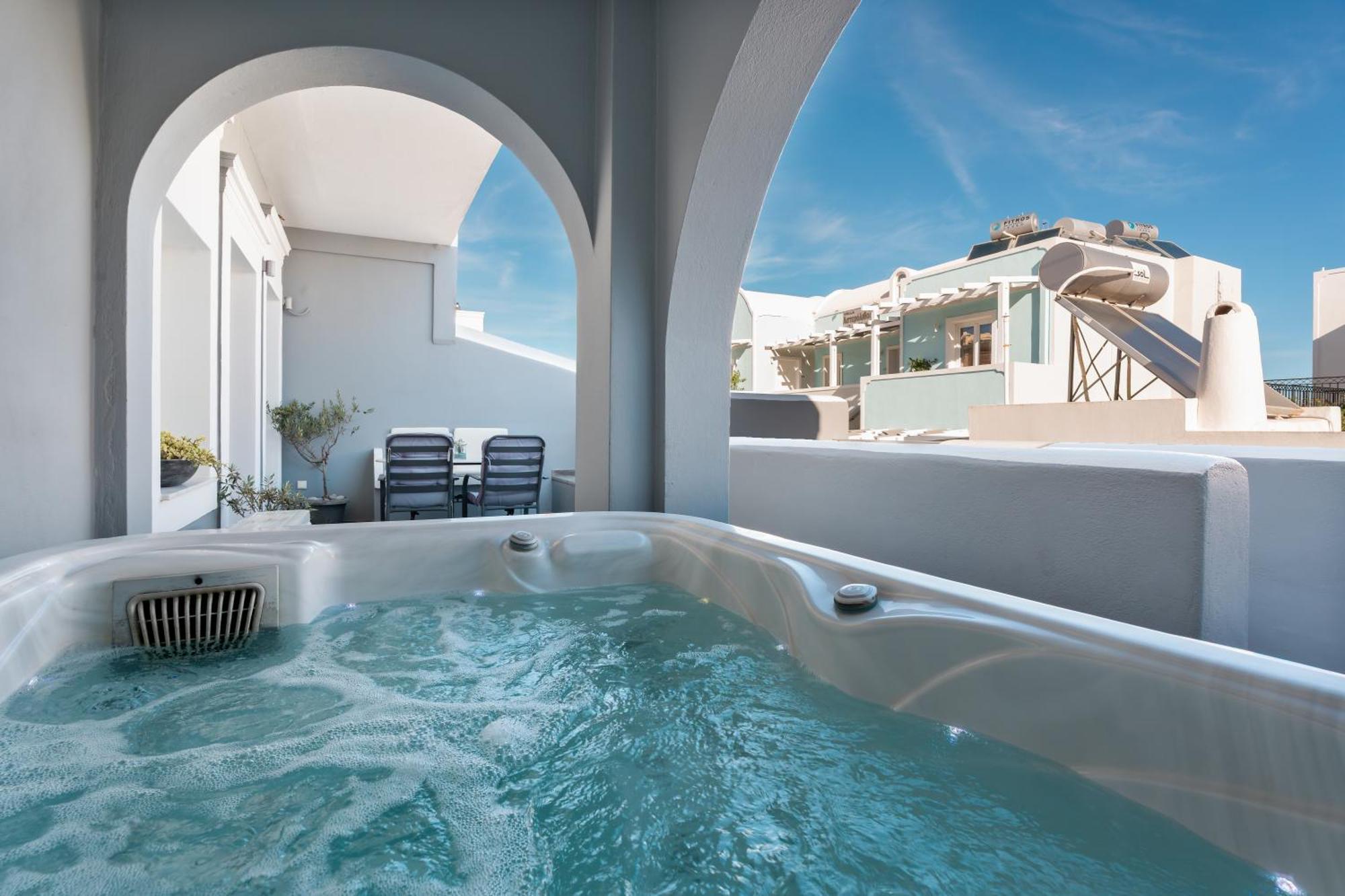 Oasis Suites Fira Hotel 3*